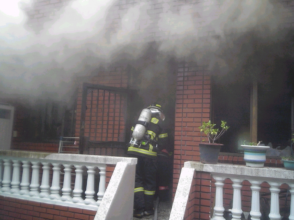 동구 범일동 주택 화재진압 장면 2 사진1