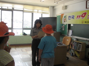 한국119소년단 선서식 및 소방안전교실(동신초교) 사진4