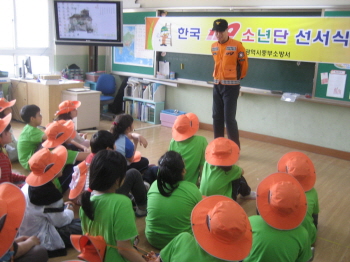 봉래초등학교 2010년 한국119소년단 선서식 및 소방안전교실 사진2
