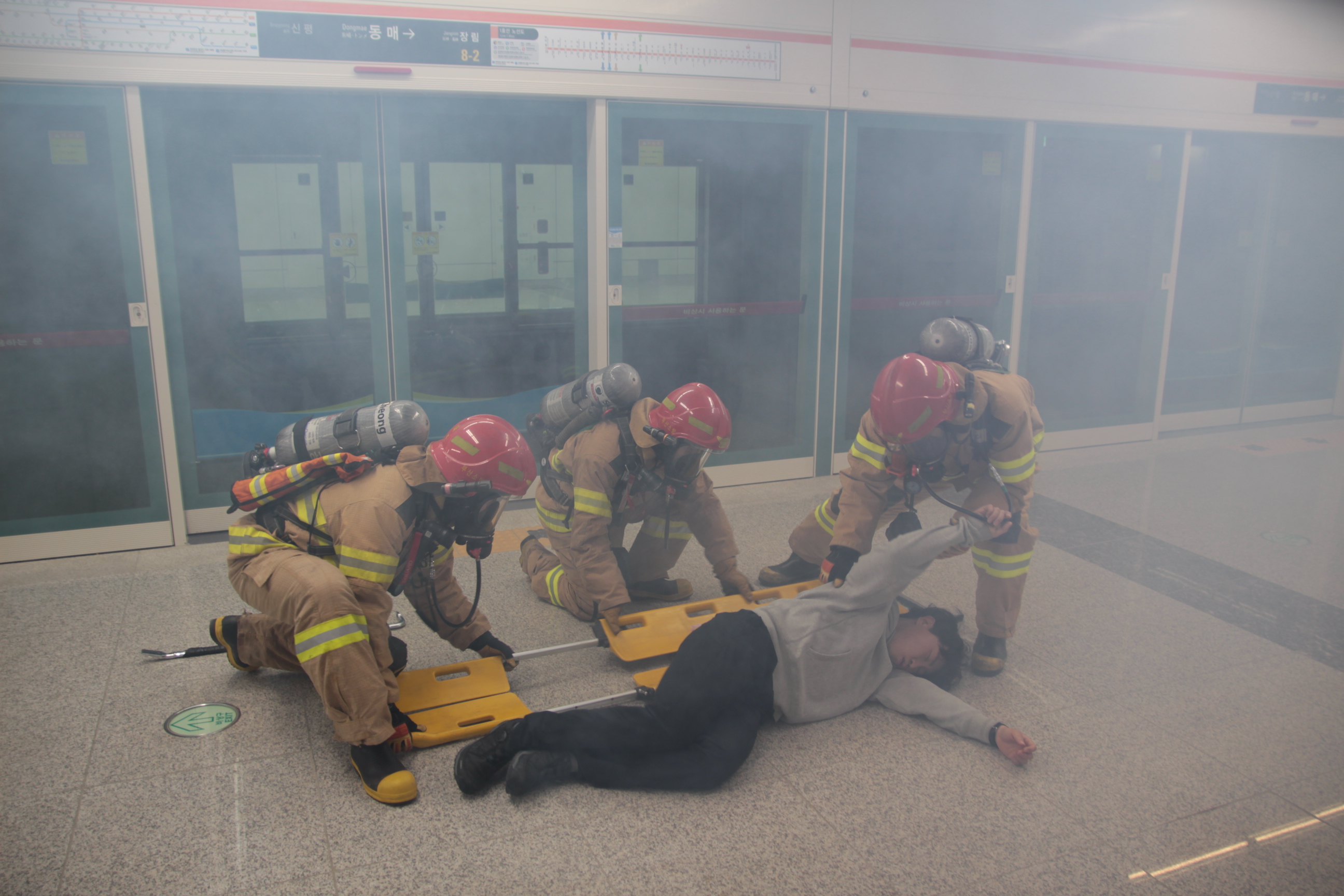2017년 4월 12일 사하소방서 도시철도 1호선 연장구간 동매역 불시 화재출동훈련 사진2